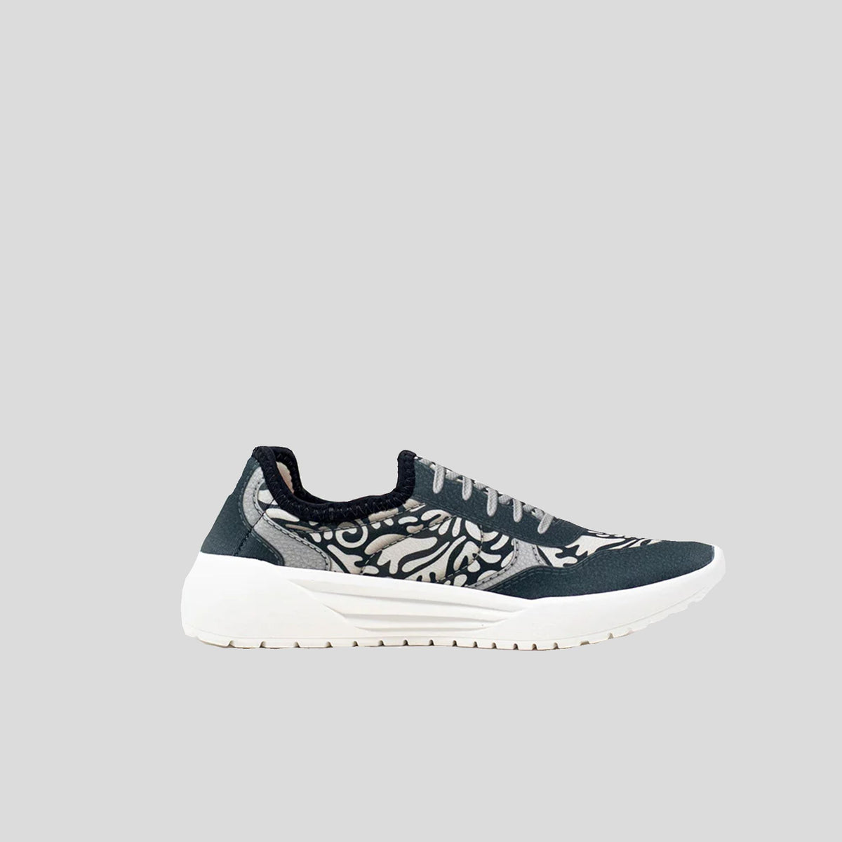 Court | Black/White